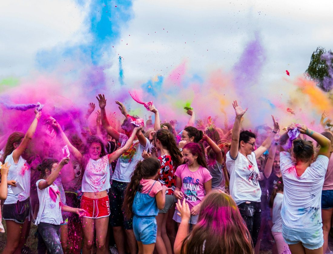 Festival en plein air avec public et scène